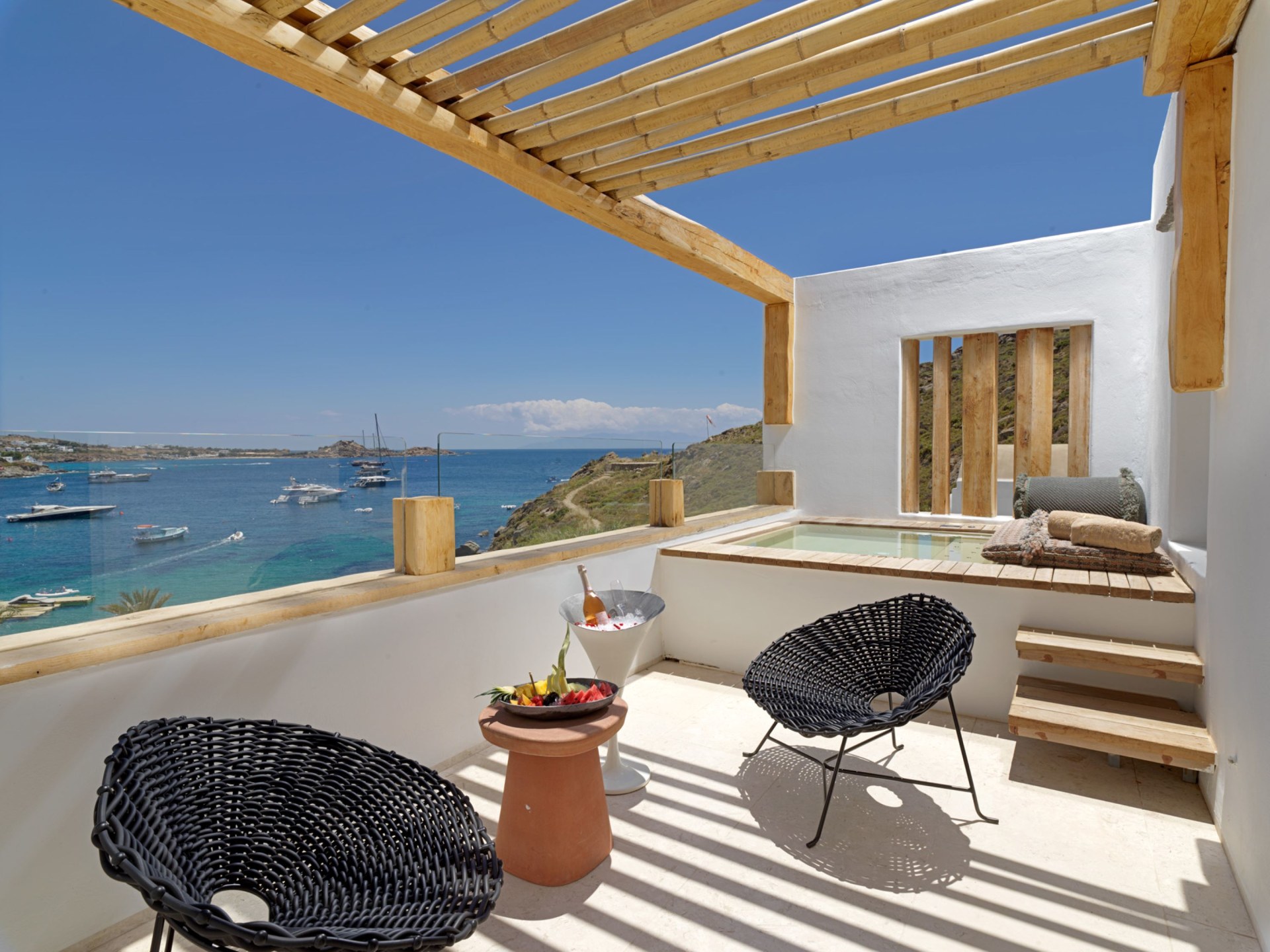 Terrasse mit Meerblick und Whirlpool der Sea View Junior Suite des Kensho Psarou Hotels